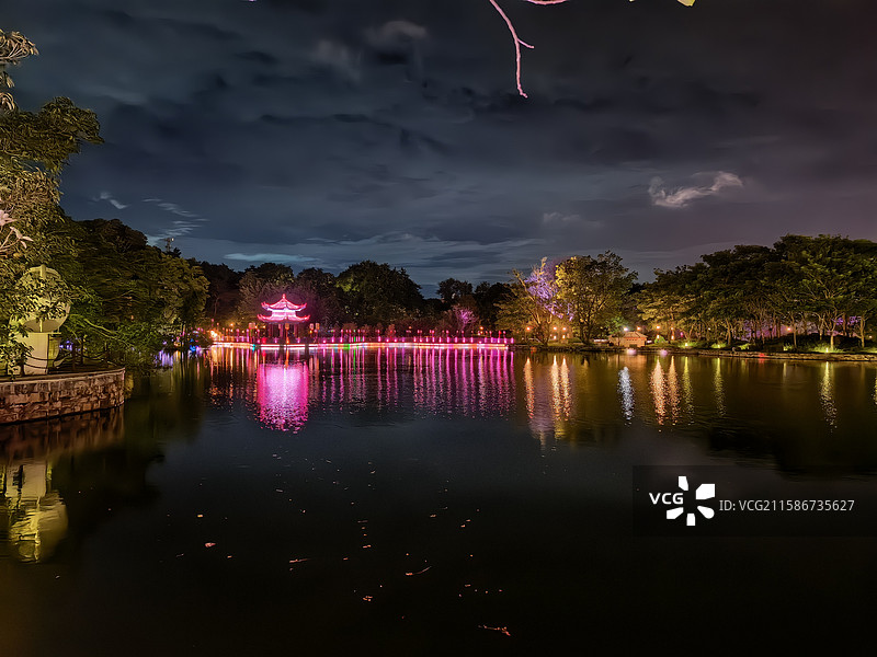 广东省饶平县 石壁山风景区 人工湖 丽泽湖 夜景 灯光 湖水 亭 桥 水中倒影图片素材