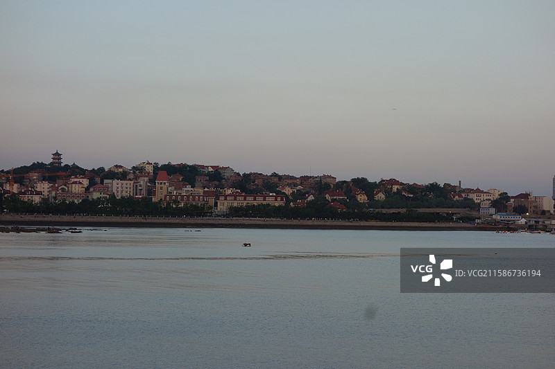 山东省青岛市青岛栈桥回澜阁拍日落夕阳图片素材