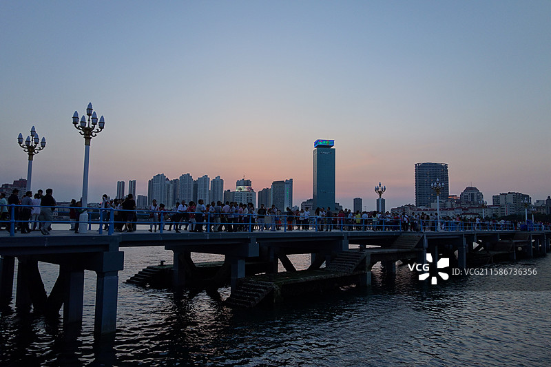 山东省青岛市青岛栈桥回澜阁拍日落夕阳图片素材