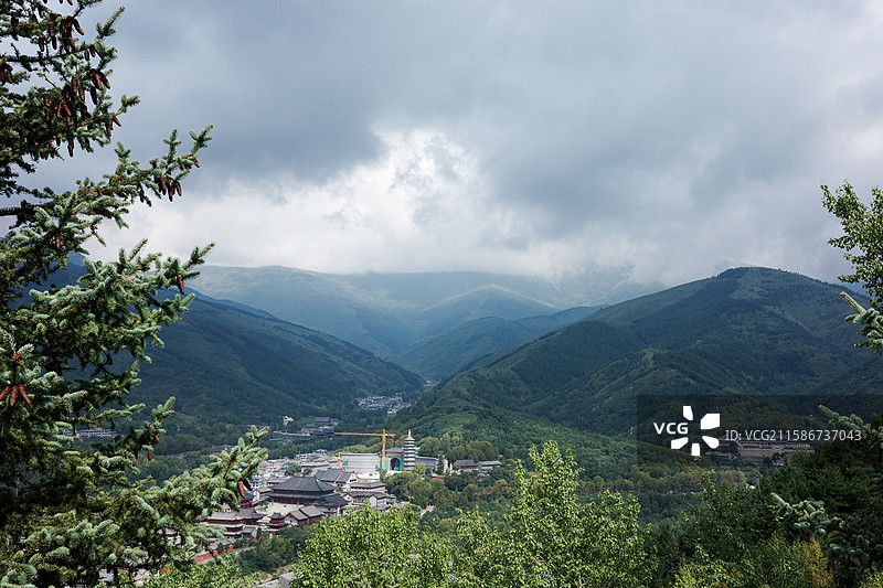 五台山山谷景观中的城镇与佛教建筑群图片素材