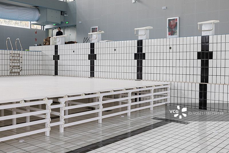 安装泳池设施图片素材