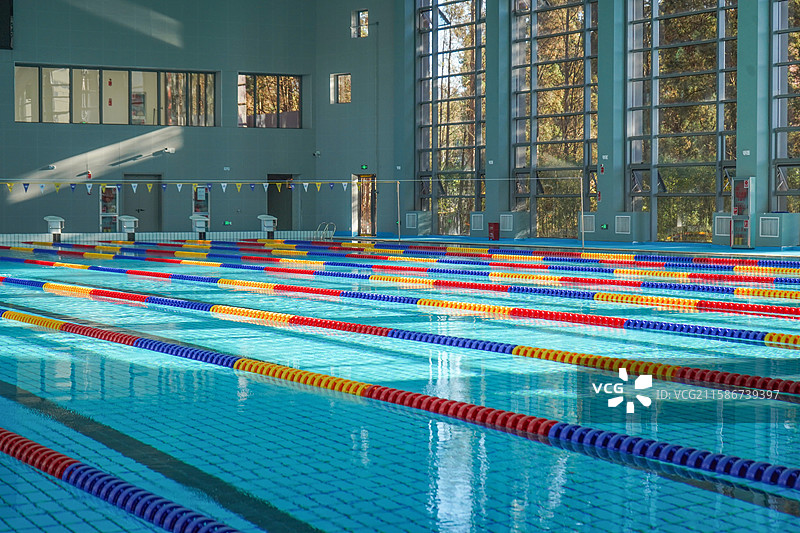 室内泳池 泳池中的色彩韵律图片素材