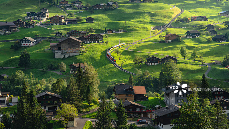 瑞士格林因特拉肯德瓦梦幻山坡小火车图片素材