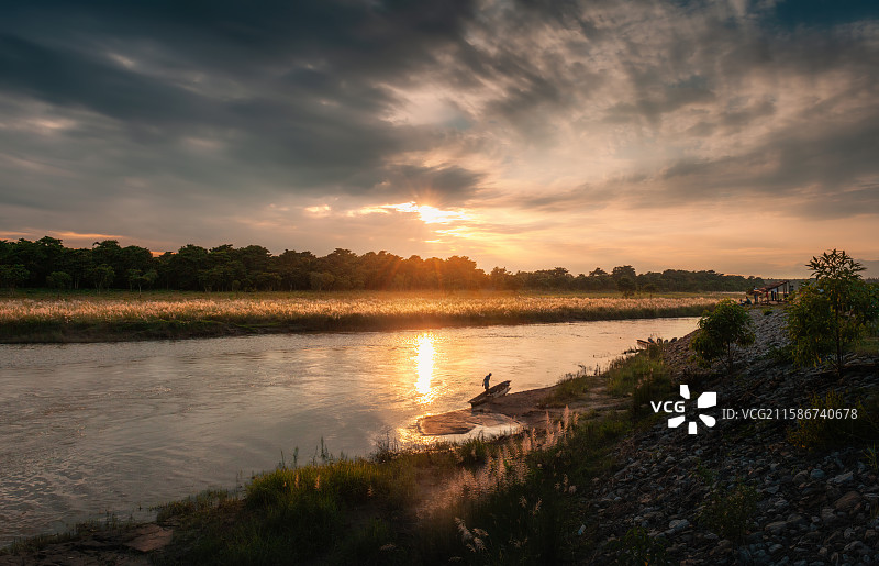 尼泊尔奇特旺拉菩提河日落Sunset at Rapti River in Chitwan,Nepal图片素材