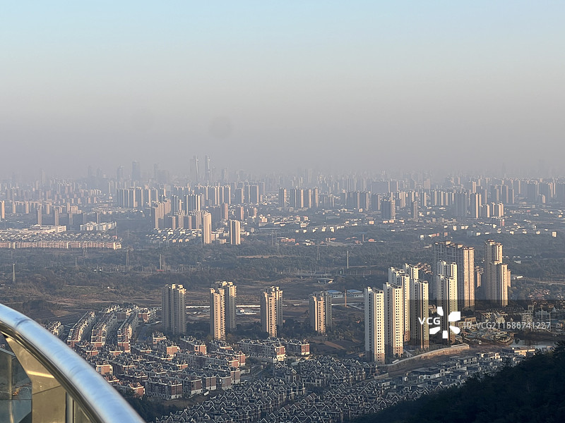 2024年12月31日 江西南昌梅岭风景区蟠龙峰市景点俯瞰城市 城市天际线 夕阳景色图片素材