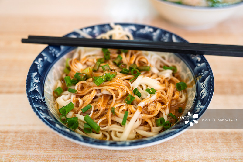 一碗香喷喷的葱油拌面图片素材
