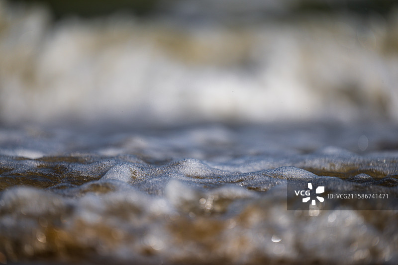 溪流泡沫的细腻特写图片素材