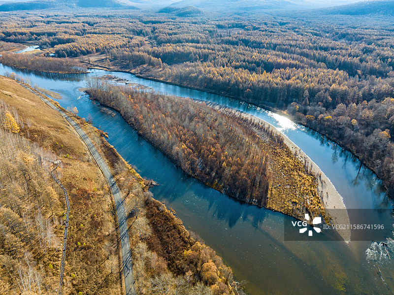 根河源湿地森林公园，秋日金黄森林与蜿蜒河流相映生辉。图片素材
