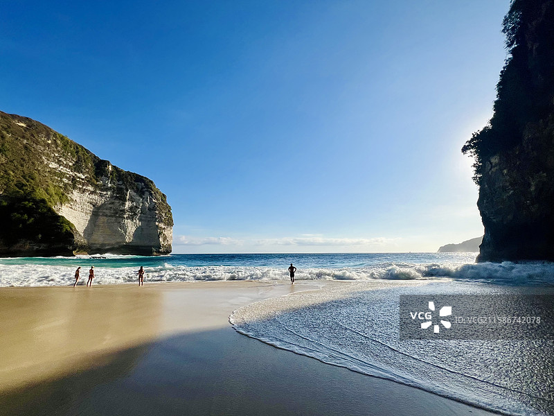 2024年8月15日 印度尼西亚巴厘岛 精灵坠崖 悬崖海岸海平面 网红打卡地 出国旅行图片素材