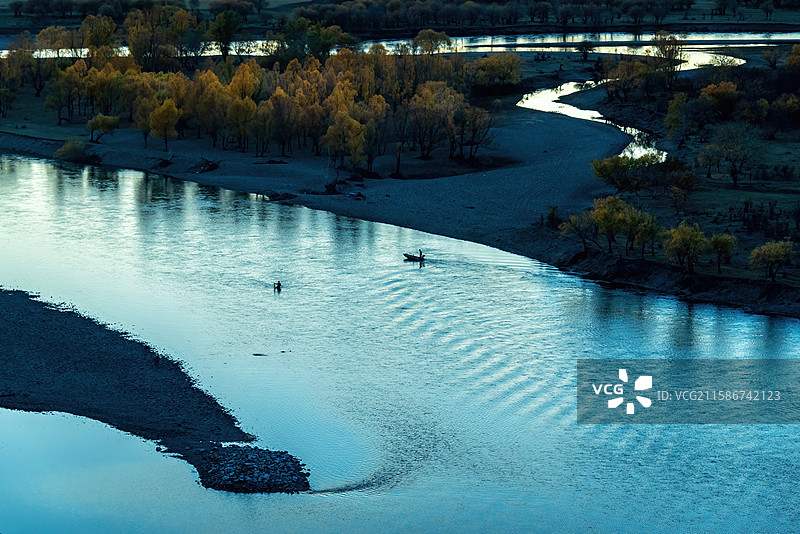 额尔古纳黑山头湿地，秋日河畔黄叶飘，小船悠游水波荡。图片素材