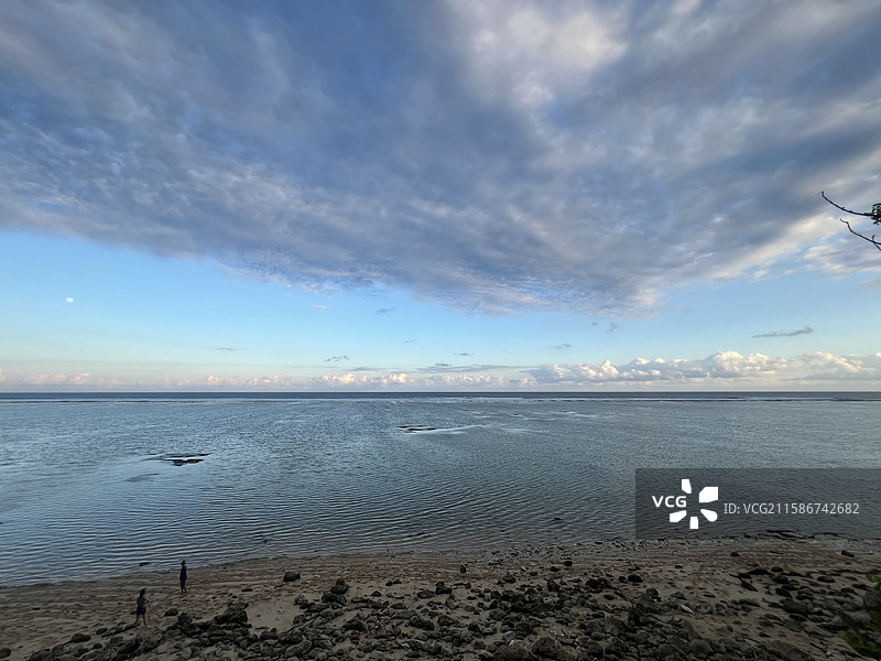 2024年8月20日 印尼巴厘岛乌鲁瓦图海滩 夏日海滩酒店度假 泄湖戏水 网红打卡异国风情 背景壁纸图片素材