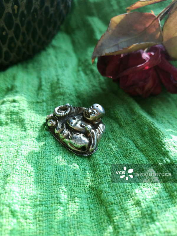 老银饰。老首饰老饰品。古代儿童帽正帽饰。弥勒佛菩萨笑佛设计素材图片素材