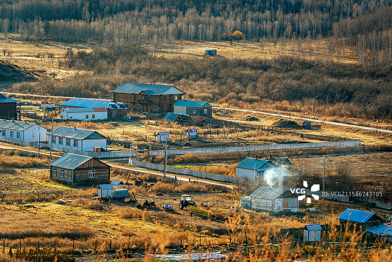 室韦临江屯的乡村田园，蓝瓦房舍在阳光下宁静美丽，袅袅炊烟升起图片素材