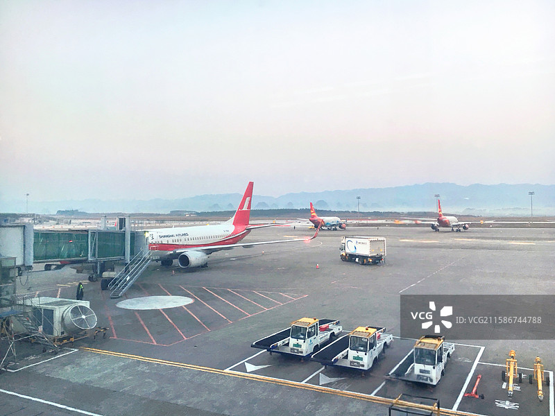 桂林两江机场停机坪 朦胧早晨，准备出发图片素材