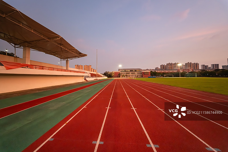 夏天下午傍晚的操场跑到全民运动图片素材