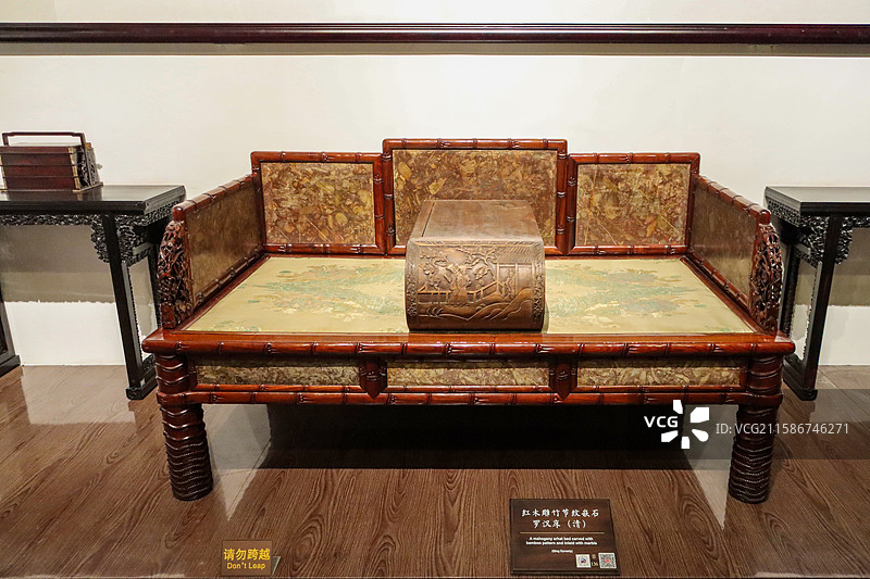 中国紫檀博物馆展品清代红木雕嵌石纹罗汉床图片素材