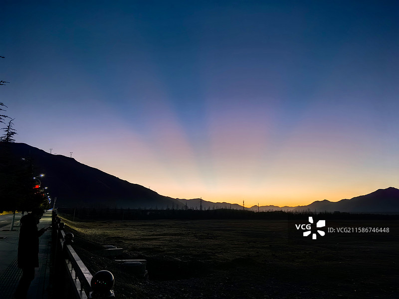 318上的小镇墨竹工卡图片素材