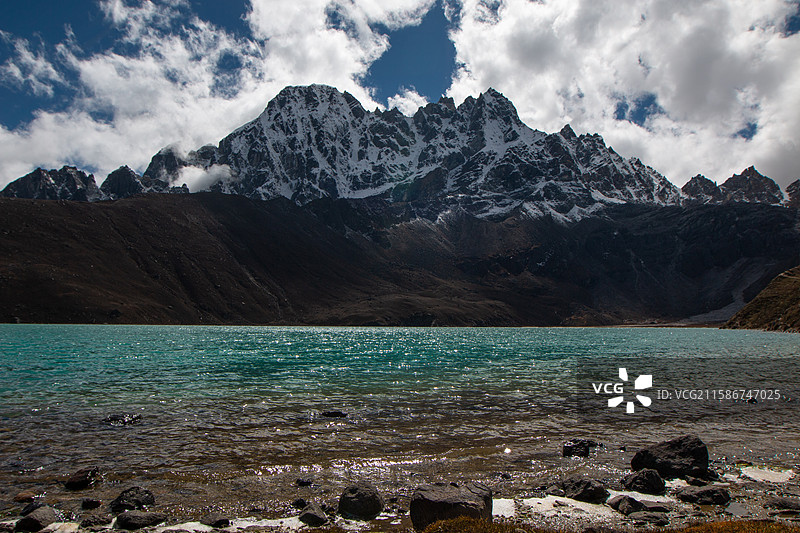 蓝天雪山下的Gkoyo湖，尼泊尔EBC徒步图片素材