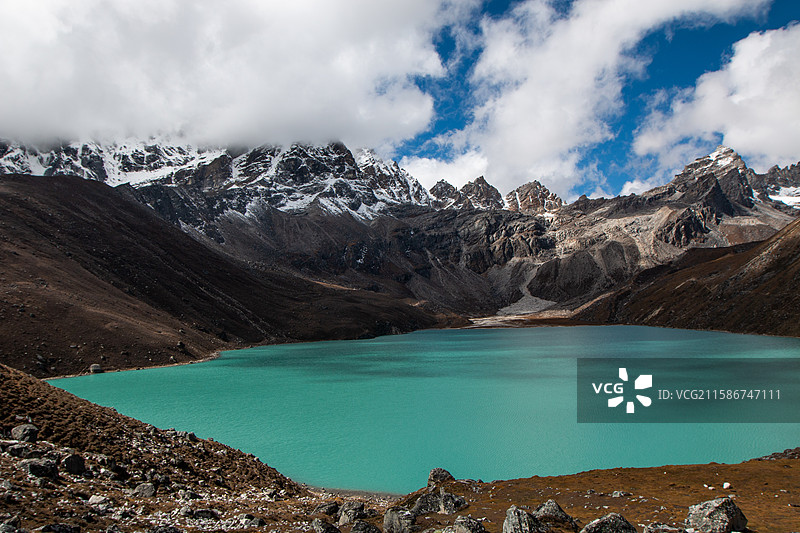蓝天雪山下的Gkoyo湖，尼泊尔EBC徒步图片素材