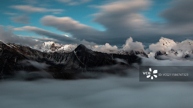 黄昏白雪皑皑的群山映衬着多云的天空，尼泊尔EBC徒步GkoyoRi图片素材