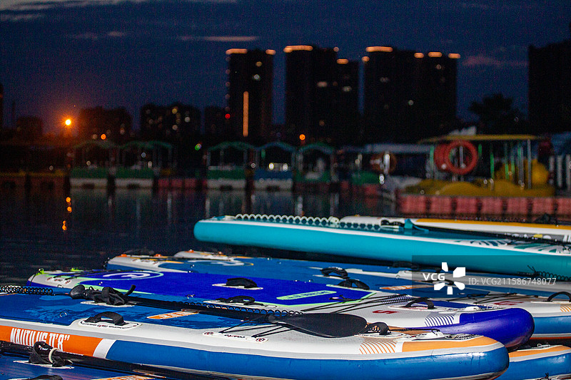 四川省绵阳市户外游泳池，游乐场，夏天，玩水图片素材