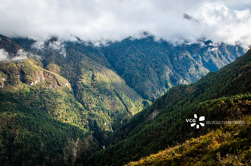 云雾缭绕的山峰，尼泊尔EBC徒步图片素材