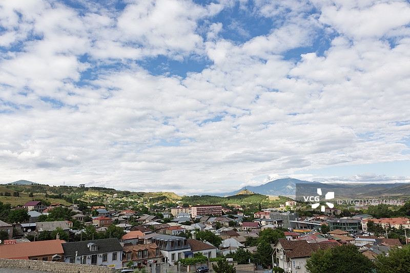 晴朗夏日，俯瞰天空的格鲁吉亚阿哈尔齐赫城市景观图片素材