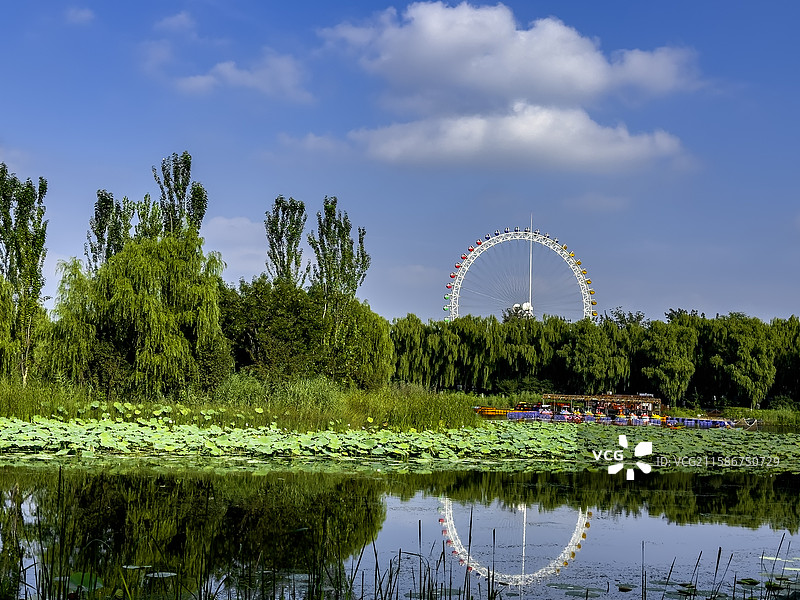 蓝天白云下的龙潭西湖公园的湖景Park图片素材
