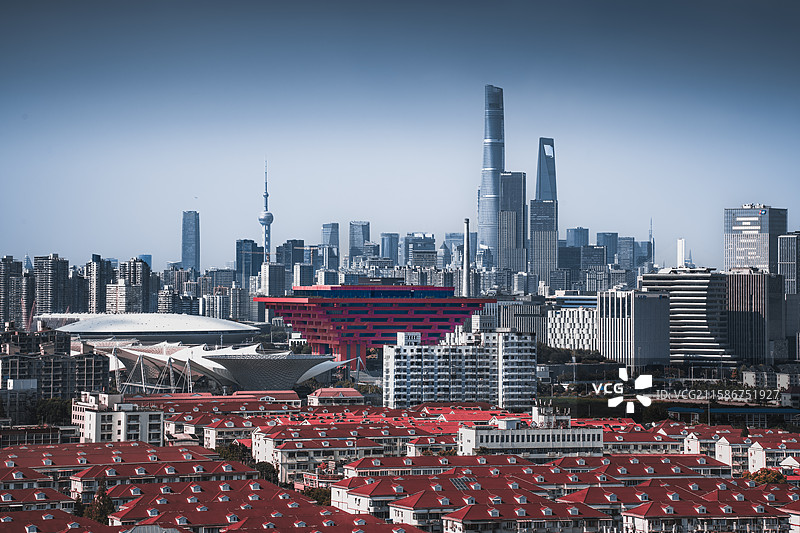上海中华艺术宫与上海陆家嘴天际线同框图片素材
