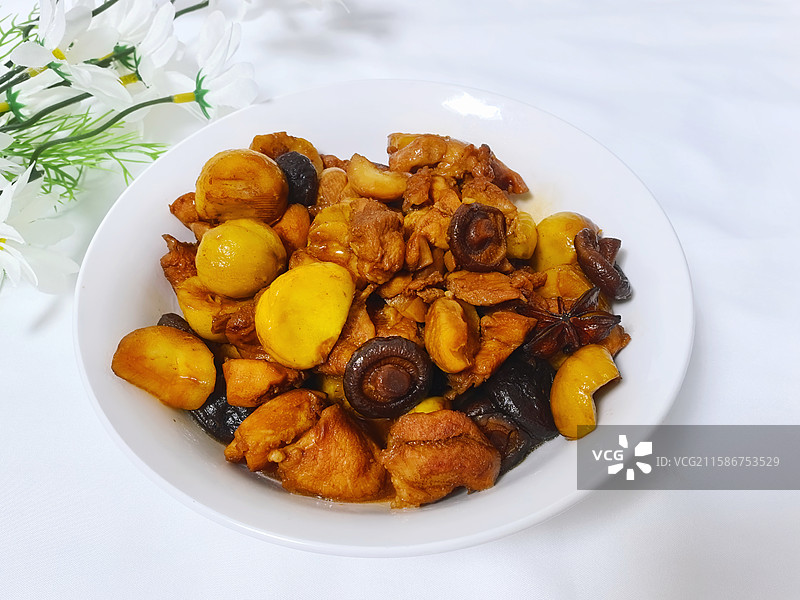香菇板栗炖鸡块。主菜，中国美食。家庭自制。图片素材