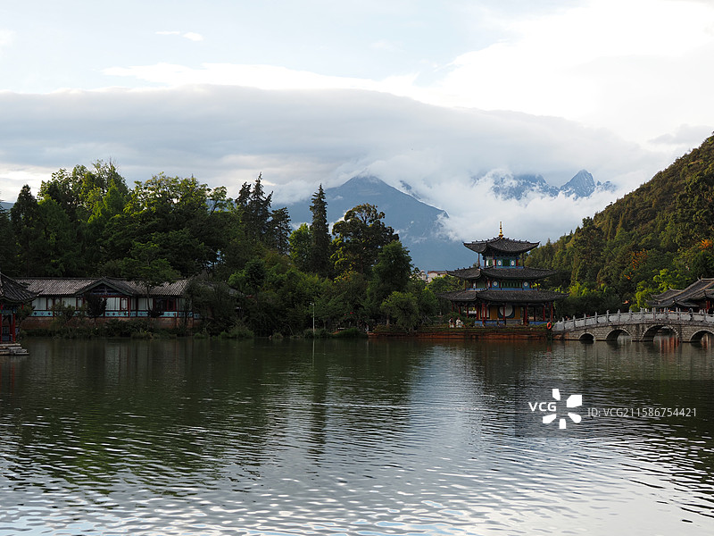 阴天的黑龙潭公园图片素材