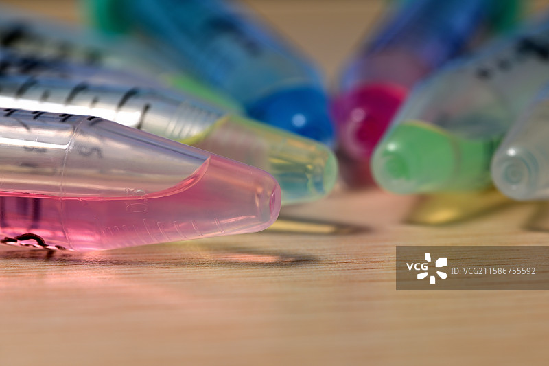 样品试剂，装有不同颜色试剂的离心管，医药行业，科学研发，医药研发图片素材