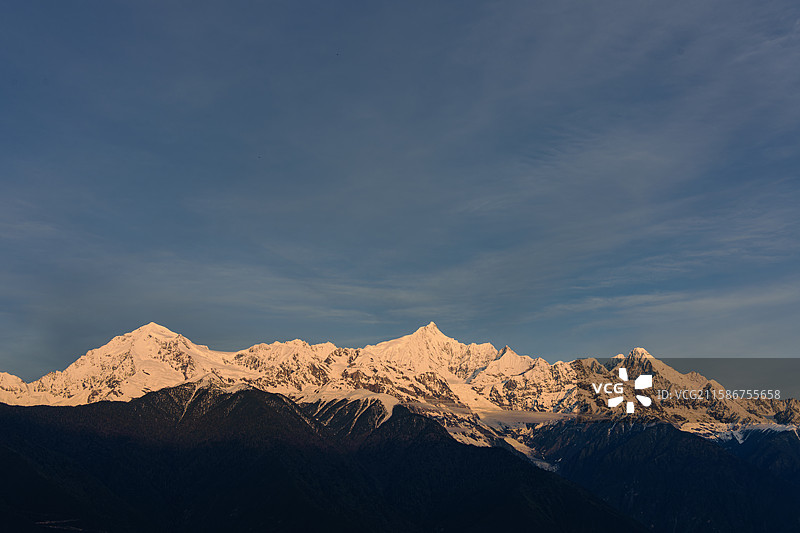 梅里雪山日照金山图片素材