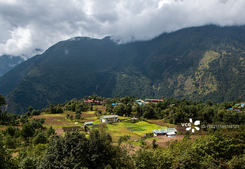 高山下的田园风光，尼泊尔EBC徒步图片素材