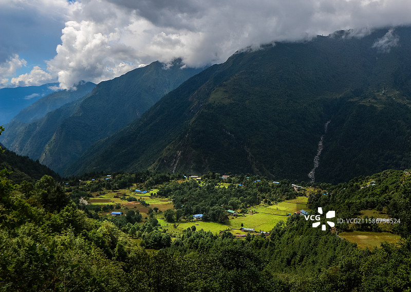 高山下的田园风光，尼泊尔EBC徒步图片素材