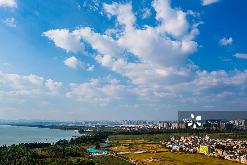 城市天际线的田园牧歌图片素材