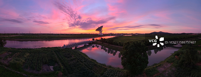 日出朝霞日落夕阳下的河流湖景与射电望远镜以及独特的云图片素材