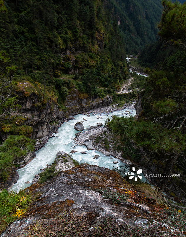 山谷里的河流，尼泊尔EBC徒步图片素材