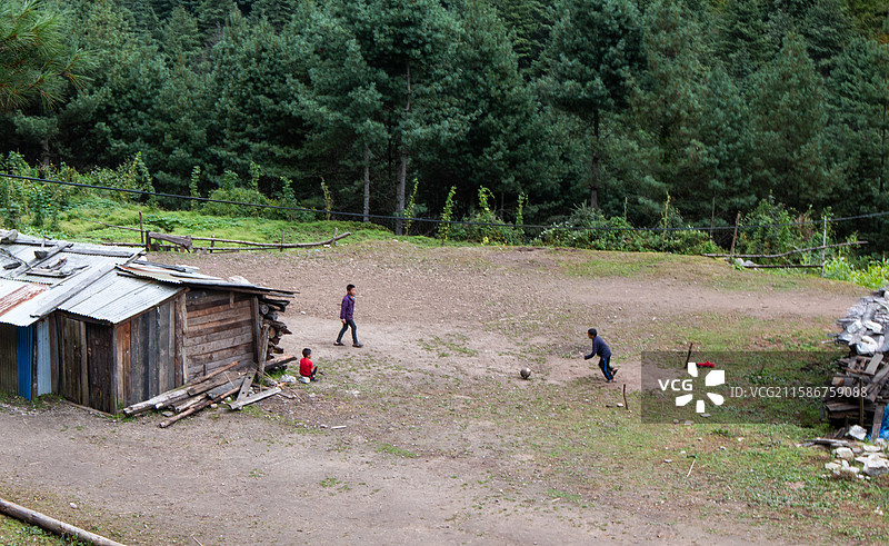 山谷里踢球的小孩，尼泊尔EBC徒步图片素材