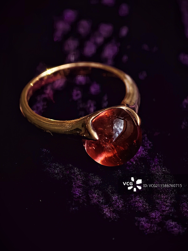 静物.一枚红宝石戒指图片素材
