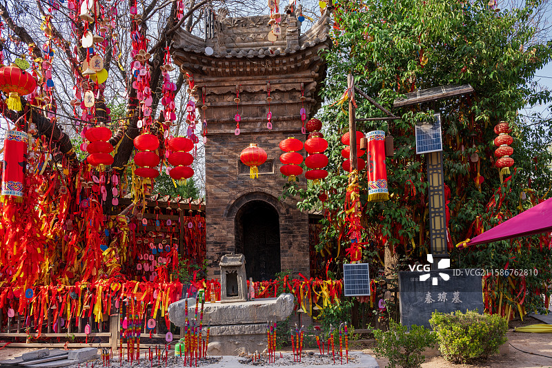 中国传统村落，美食袁家村内的门神秦琼的墓图片素材