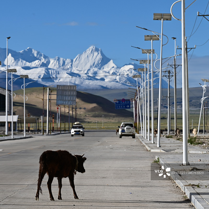 珠穆朗玛峰附近的雪山小镇图片素材