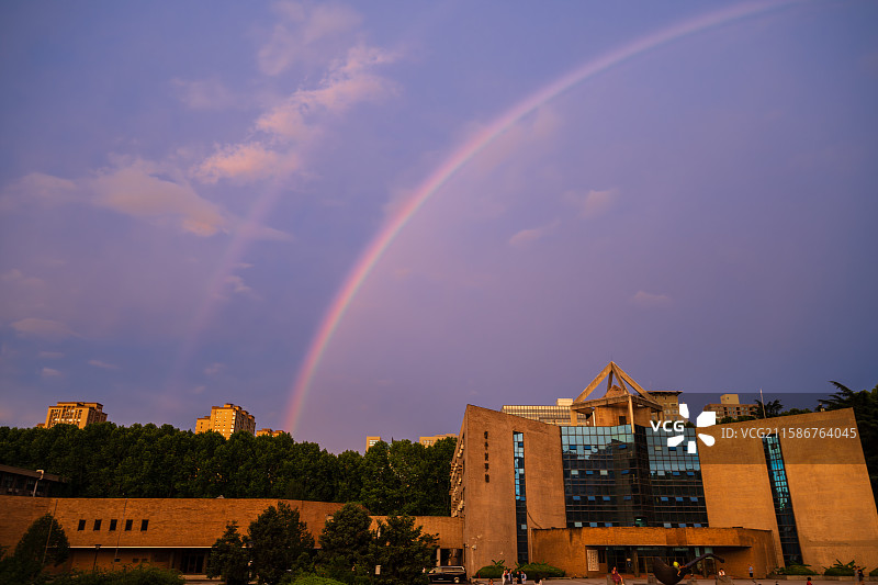 西安交通大学，西安交大，科学馆门前的彩虹，夕阳余晖图片素材