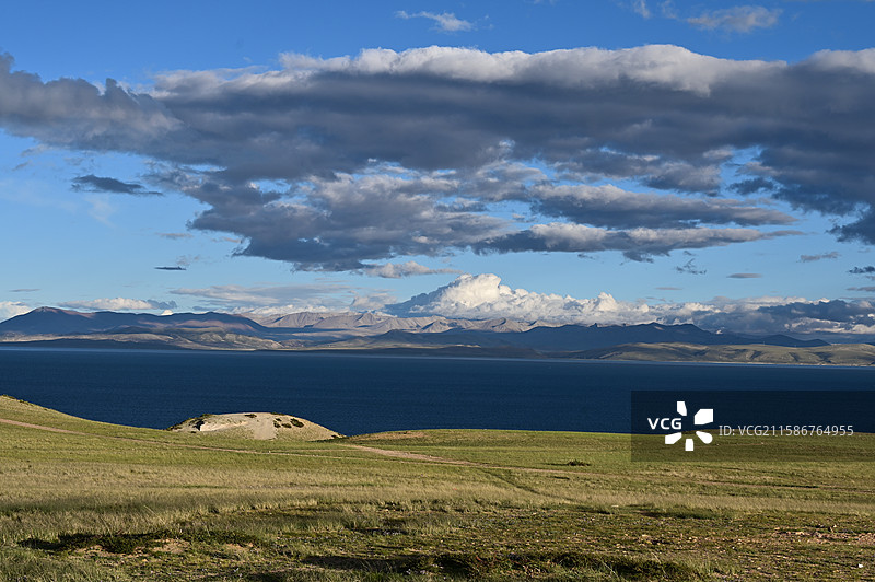 魔鬼湖拉昂错的景色：白云与湛蓝的湖水图片素材