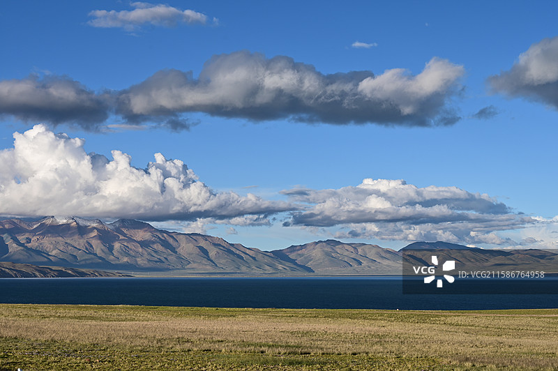 魔鬼湖拉昂错的景色：白云与湛蓝的湖水图片素材