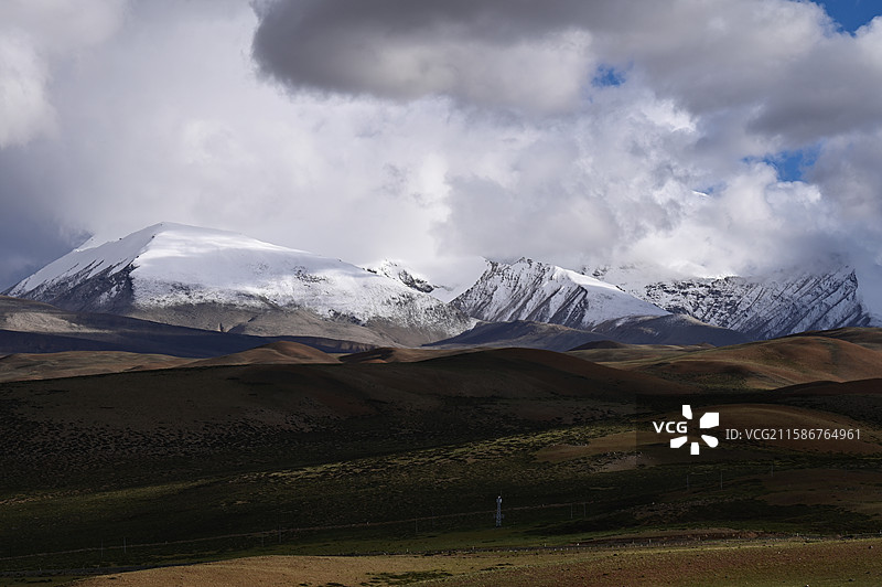 魔鬼湖拉昂错的景色：白云与湛蓝的湖水图片素材