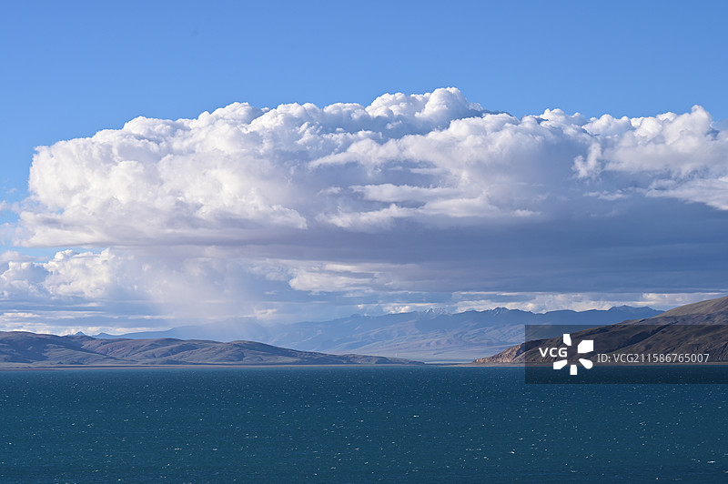 魔鬼湖拉昂错的景色：白云与湛蓝的湖水图片素材