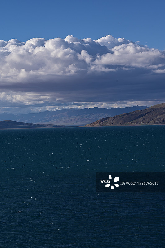 魔鬼湖拉昂错的景色：白云与湛蓝的湖水图片素材