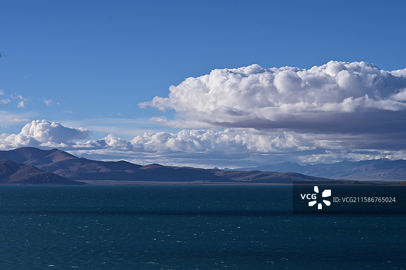 魔鬼湖拉昂错的景色：白云与湛蓝的湖水图片素材