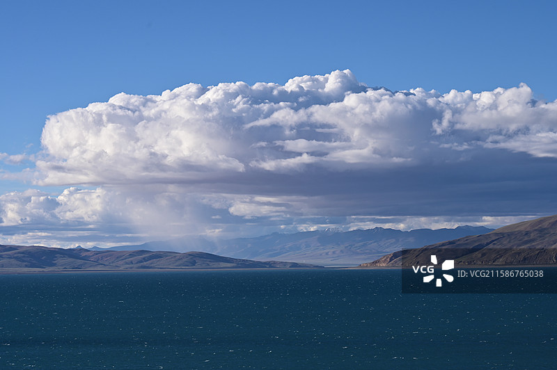 魔鬼湖拉昂错的景色：白云与湛蓝的湖水图片素材